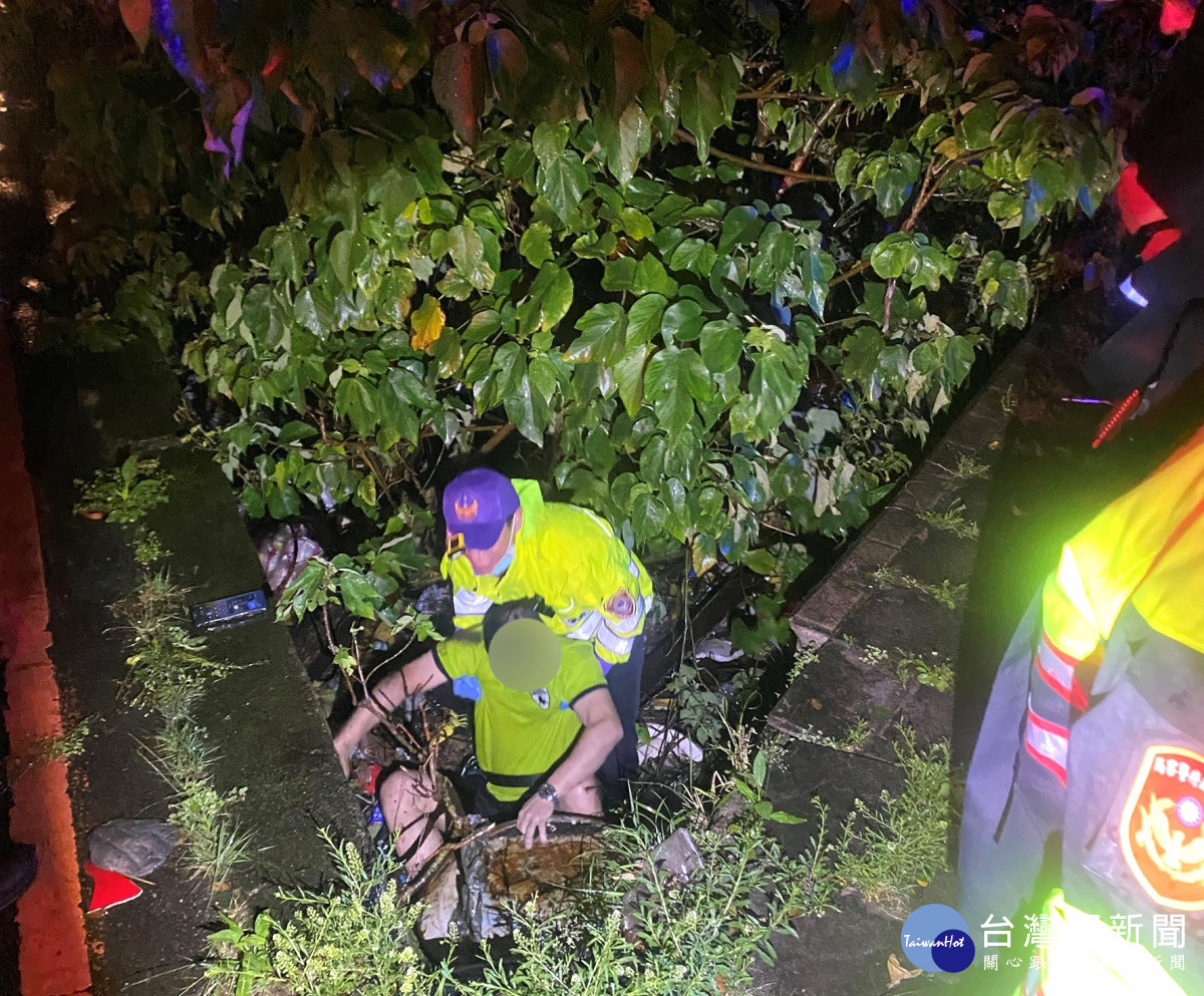 雨夜醉漢滾溝求救，龜山警冒雨救援。