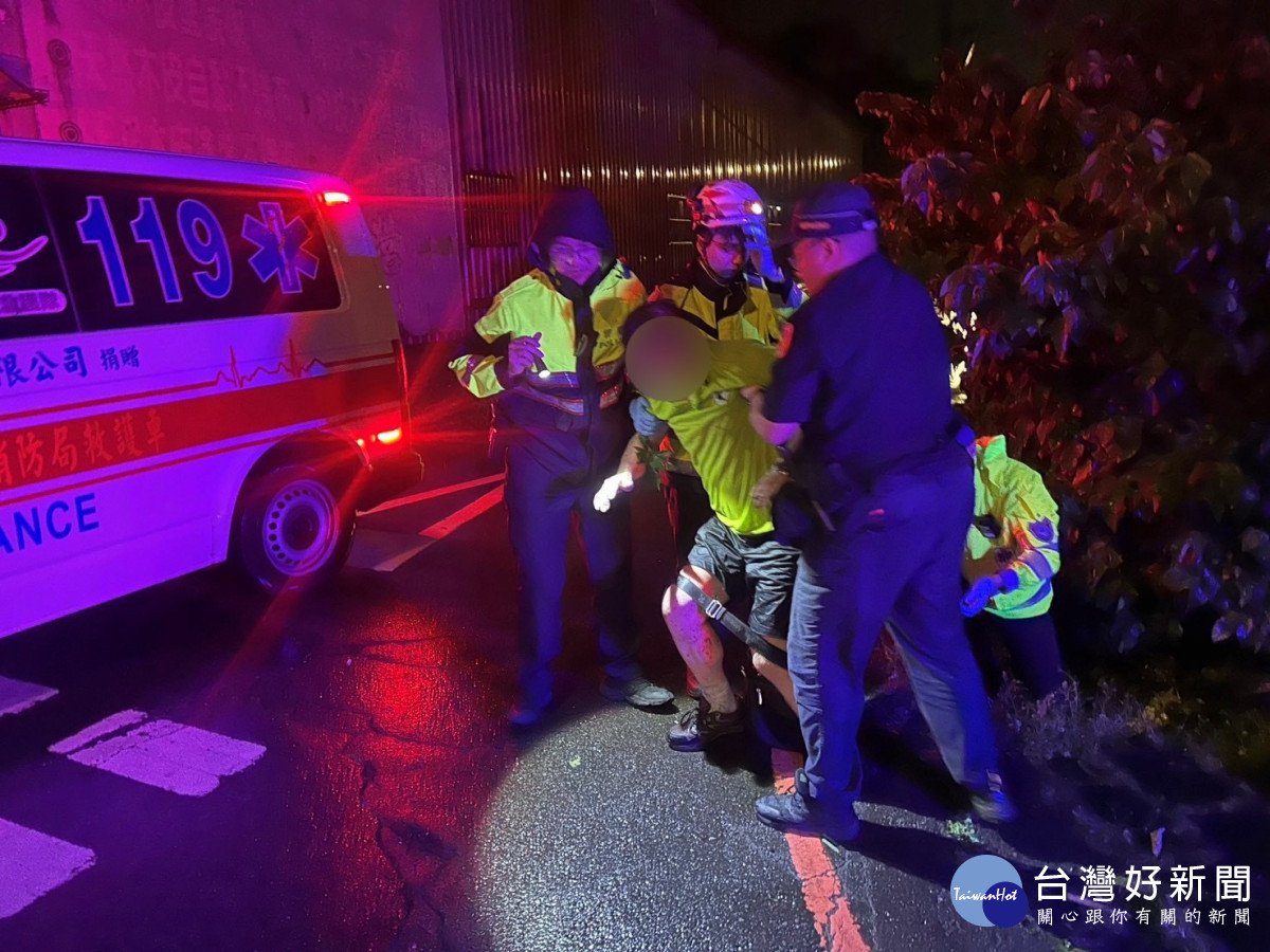雨夜醉漢滾溝求救,龜山警冒雨救援。