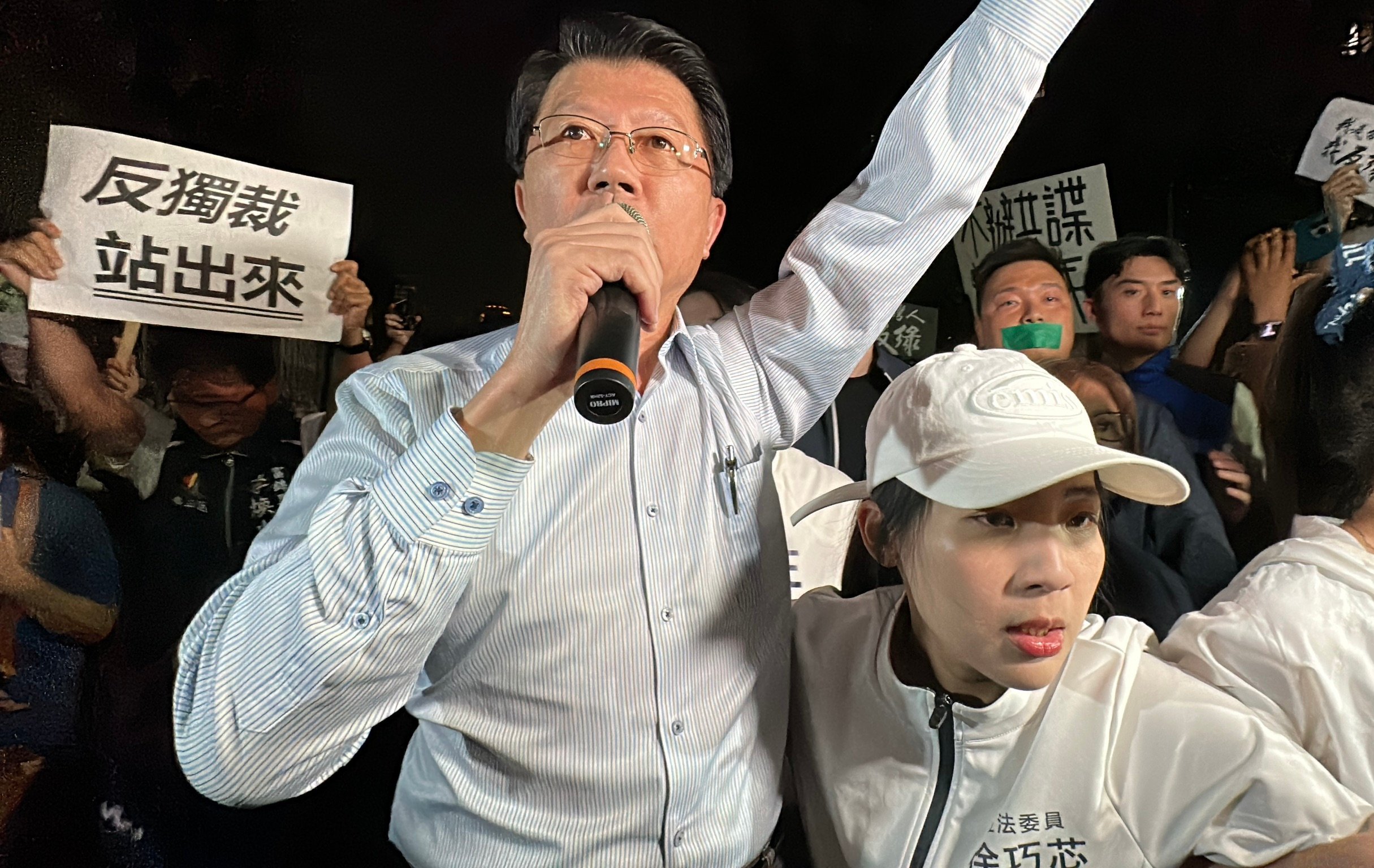 17日晚上謝龍介在台北地檢前抗議，過程中群眾推倒警方拒馬，警方已展開偵辦約談。林啟弘攝
