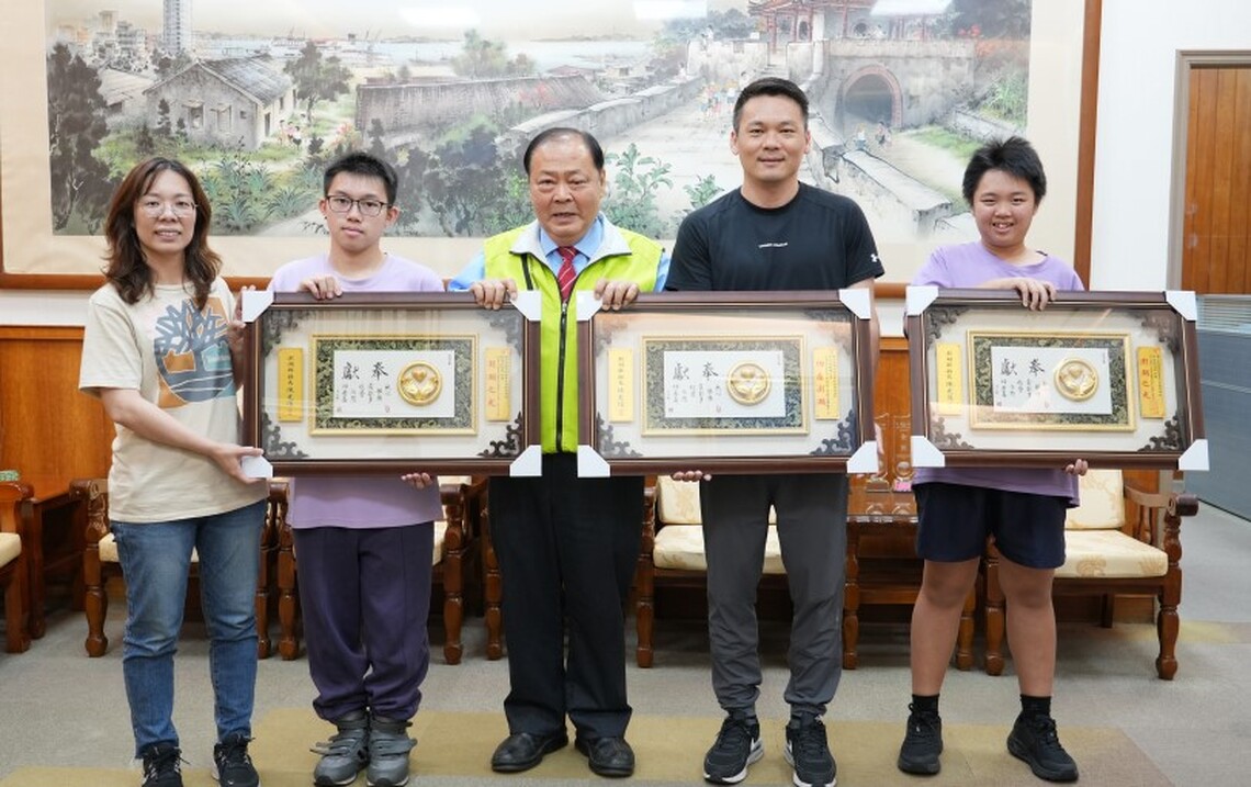 為澎湖爭光! 陳光復頒贈賀匾表揚郭仁祥、蔡靖宏、許宜婷勇奪冬季特奧佳績