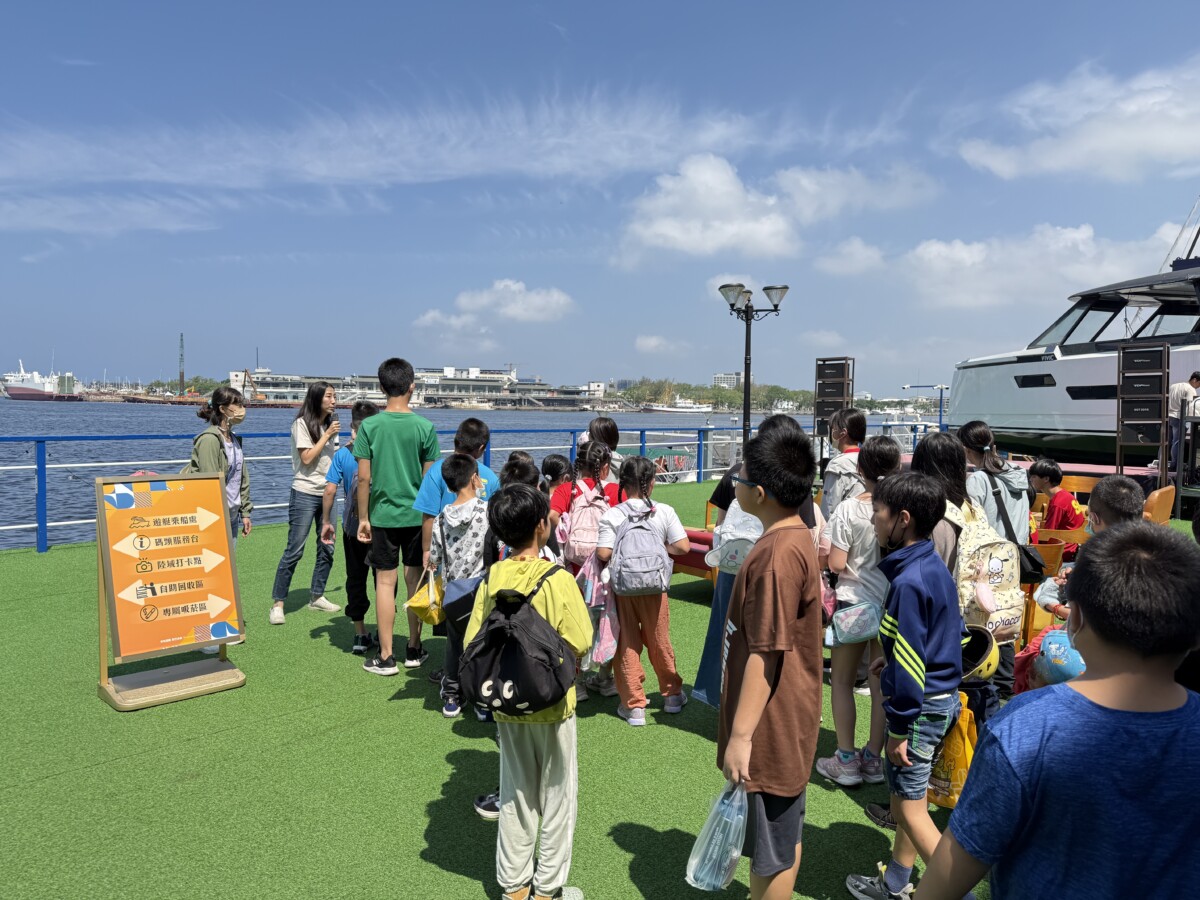 ▲「弱勢學童海洋教育與遊艇體驗」公益活動，由專業導覽員引領學童踏上遊艇，沿安平港航線講解安平港歷史與生態環境知識。(記者 陳聖璋翻攝）