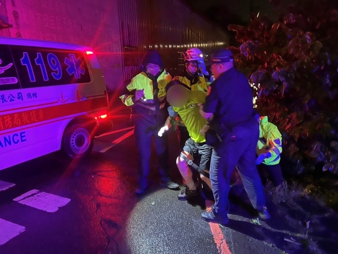 醉後掉進「一個洞」爬不出來 龜山警消在這發現他 56 S 80306276 0