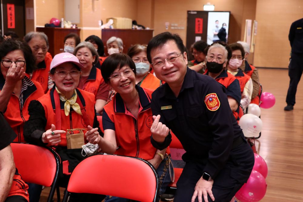 《圖說》永和警分局114年警察志工在職教育訓練,分局長王耀輝與志工熱情合影。〈永和分局提供〉