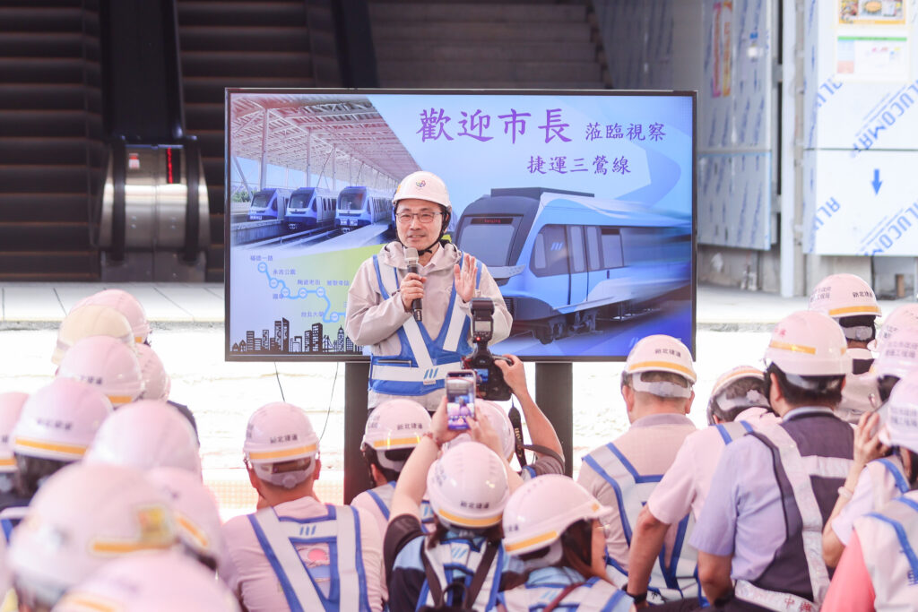 《圖說》新北市長侯友宜今日視察捷運三鶯線列車動態測試。〈新北市府提供〉