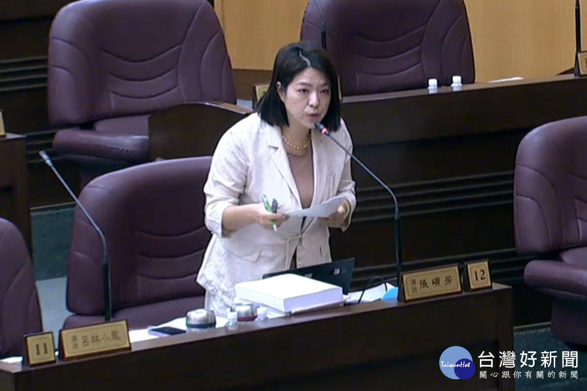 桃園市議員張碩芳於議事堂進行質詢。<br /><br />