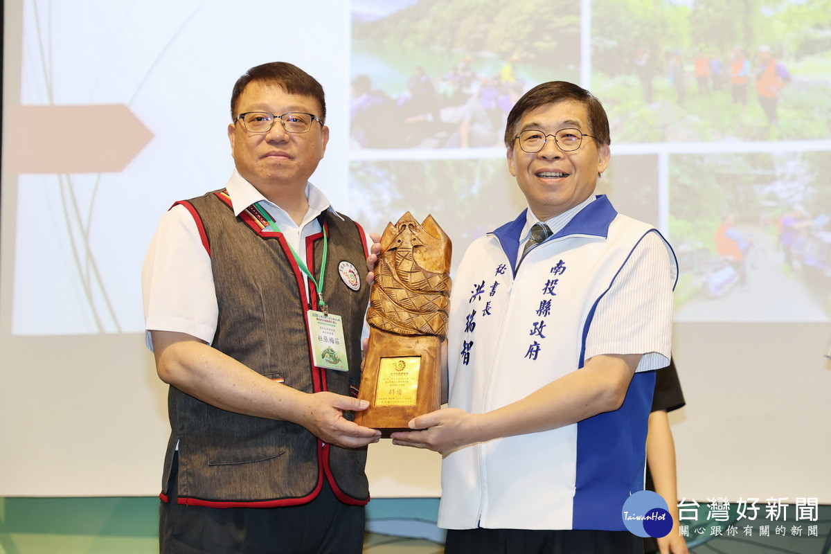 縣府勇奪特優由縣府秘書長洪瑞智代表接受頒獎。