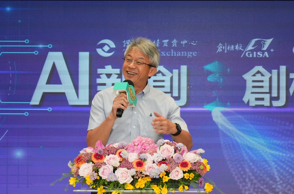 華碩電腦營運長暨台智雲董事長謝明傑致詞表示:華碩集團旗下的台智雲,自2021年起推出亞洲首台專為產業服務的商用AIHPC超級電腦,致力於打造主權AI數位經濟生態,協助產業快速建置AI算力與推動智慧城市發展。