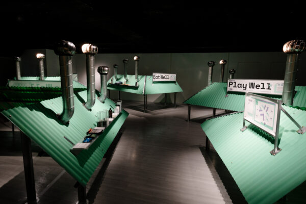 府中15「2025 新北市循環設計展：異百貨 STRANGE MALL」五樓「逛生活」主題，以好好玩、好好穿、好好吃、好好用四大生活領域為切角，探索新北市與當代社會的循環設計實踐。圖/新北市政府