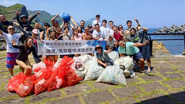 淨海合作社成員自發參與淨海活動。圖/新北市政府