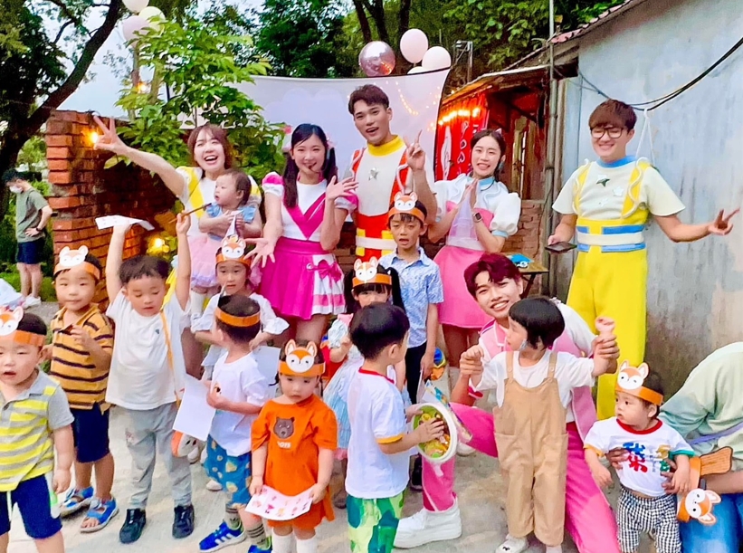 小芙尼家族與海洋家族的六位高人氣哥哥姊姊：Doremi姐姐（第2排左2）、甜兒姐姐（第2排左1）、海星哥哥、飛馬哥哥、珊瑚姐姐、樂樂哥哥在本次活動共同演出。圖/崧匠燒鳥屋台提供