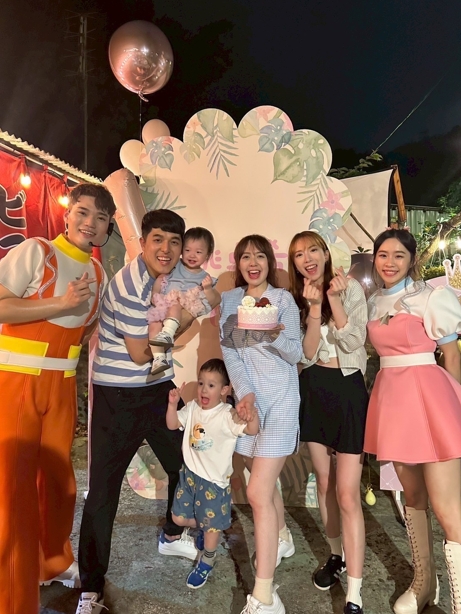 甜兒姐姐（中）跟眾多親友，在三峽共度難忘的派對時光。圖/崧匠燒鳥屋台提供