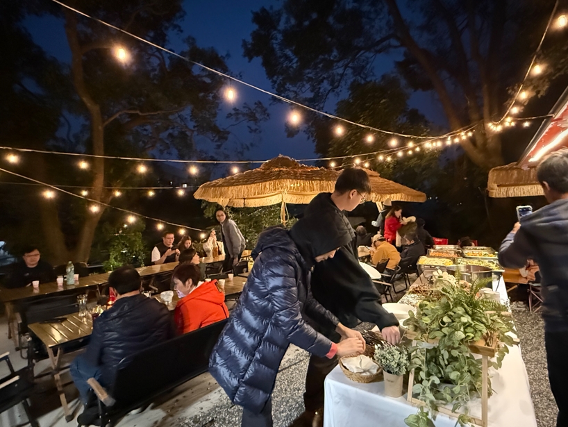 現場更結合專屬背板佈置與串燒Buffet加甜點外燴設計，呈現出一場兼具視覺、味覺與童趣溫度的夢幻派對。圖/崧匠燒鳥屋台提供