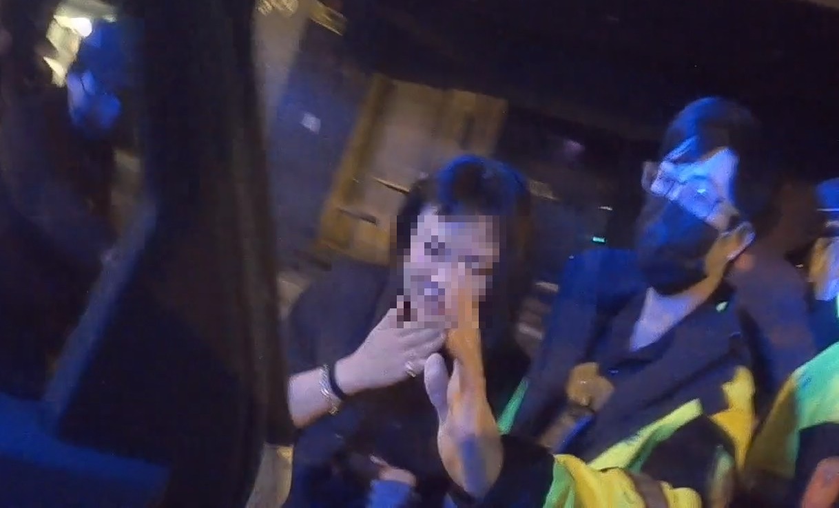 ▲圖說：詹女酒後醉倒人行道上，衣物沾滿嘔吐物，員警獲報後到場護送安全返家 （圖／台中市政府 提供）