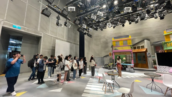 赴電視台實地交流 開南大學USR計畫培養學子影像素養與文化敏感度 86 S 23830597 0
