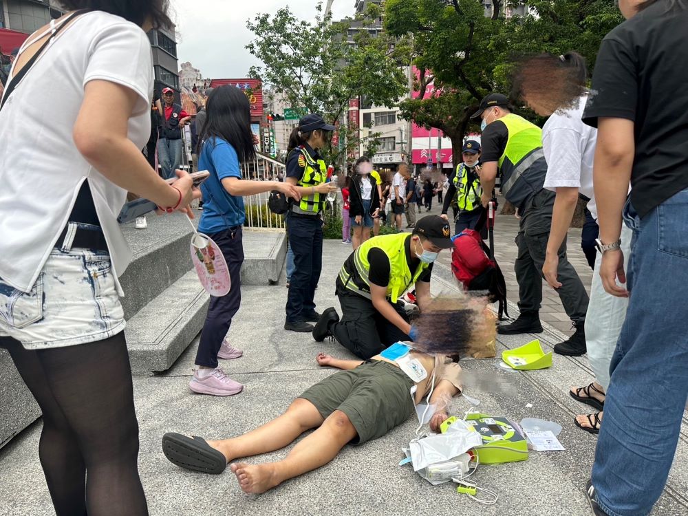 《圖說》消防局新板分隊救護人員迅速抵達協助急救。〈板橋分局提供〉