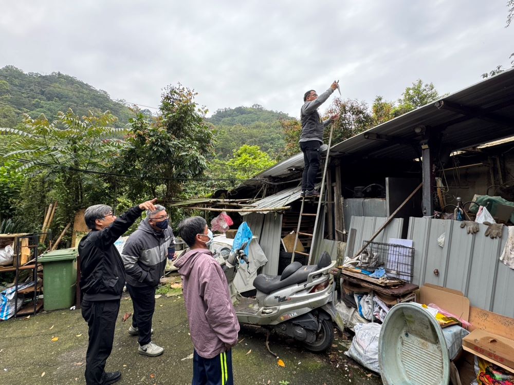 《圖說》新北榮服處副處長李毓錫(左1)及中華熱心發展協會副秘書長王豊博(右1)帶隊勘查王姓榮民住處,並查看房屋漏水情形。〈新北榮服處提供〉