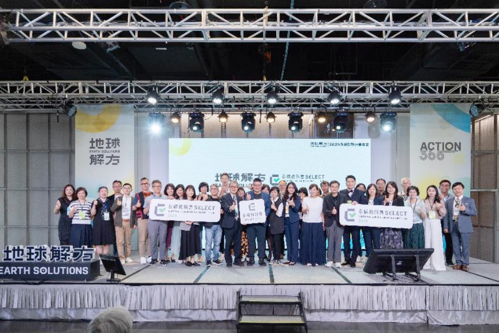 ▲教育部長鄭英耀親臨2025地球解方年會,並讚許「永續教科書」號召產官學共同參與的行動,未來都可以利用永續行動專車,將理念分享到臺灣各角落,使永續轉型充滿無限可能。(圖/裕隆集團、地球解方提供)