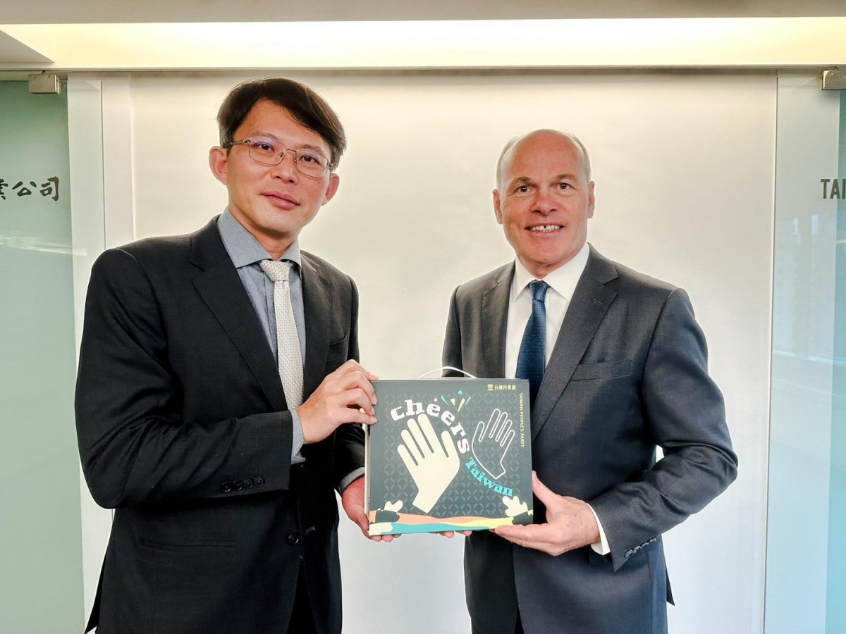 加拿大駐台北貿易辦事處倪傑民（Jim Nickel）（右）與台灣民眾黨主席黃國昌（左）。（圖／翻攝自台灣民眾黨Facebook）