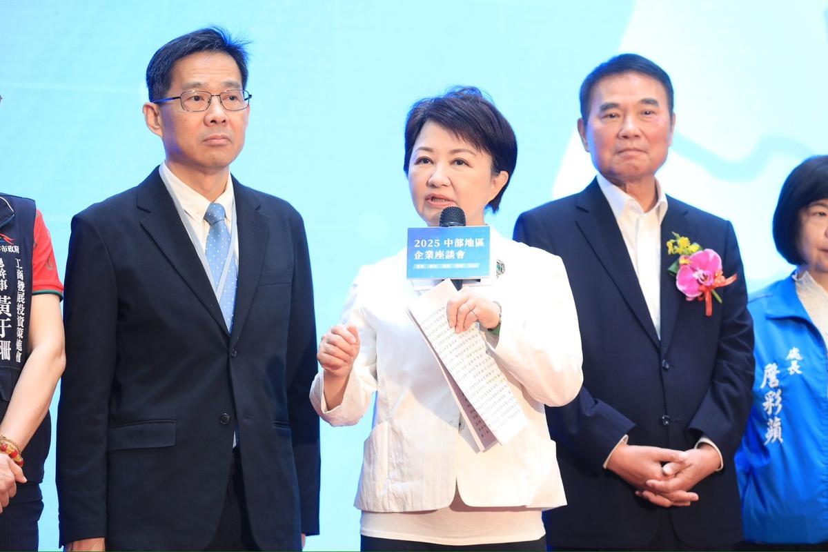 苗栗縣府今舉行「2025中部地區企業座談會」，苗栗縣長鍾東錦（右）爆料，目前有9成的藍營正副議長支持盧秀燕（中）參選黨主席。台中市政府提供