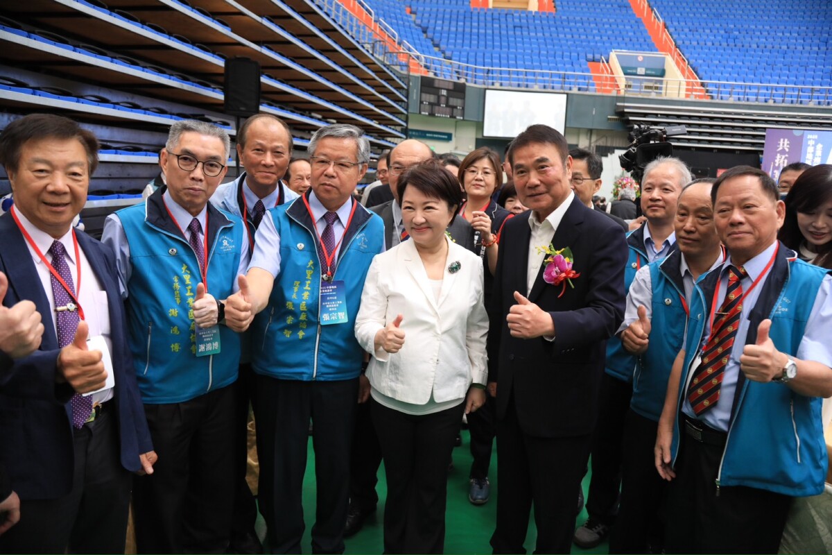 ▲中部五首長、近千企業家齊聚「中部地區企業座談會」,台中市長盧秀燕:團結面對關稅「化危機為轉機」。(圖/中市府提供)