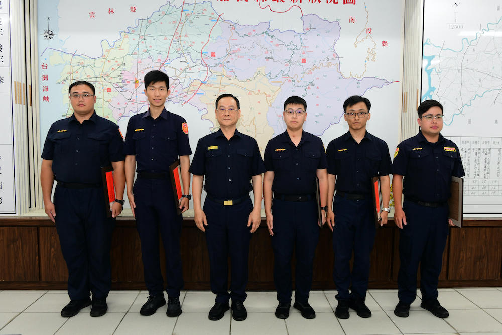 嘉縣警局長李權哲（左三）公開表揚「為民服務優良員警」。（圖/嘉義縣警察局提供）