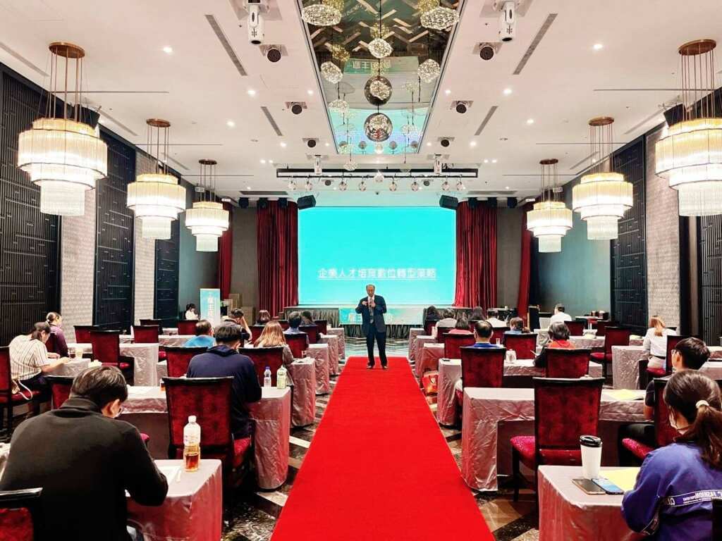 ▲雇主座談會邀請104人資學院顧問蘭堉生擔任講師，以「企業人才培育與數位轉型策略」為主題進行剖析交流。 （記者林明佑翻攝）