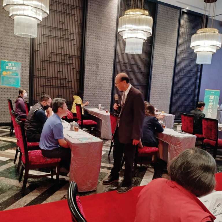 ▲雇主座談會邀請104人資學院顧問蘭堉生擔任講師，以「企業人才培育與數位轉型策略」為主題進行剖析交流。 （記者林明佑翻攝）