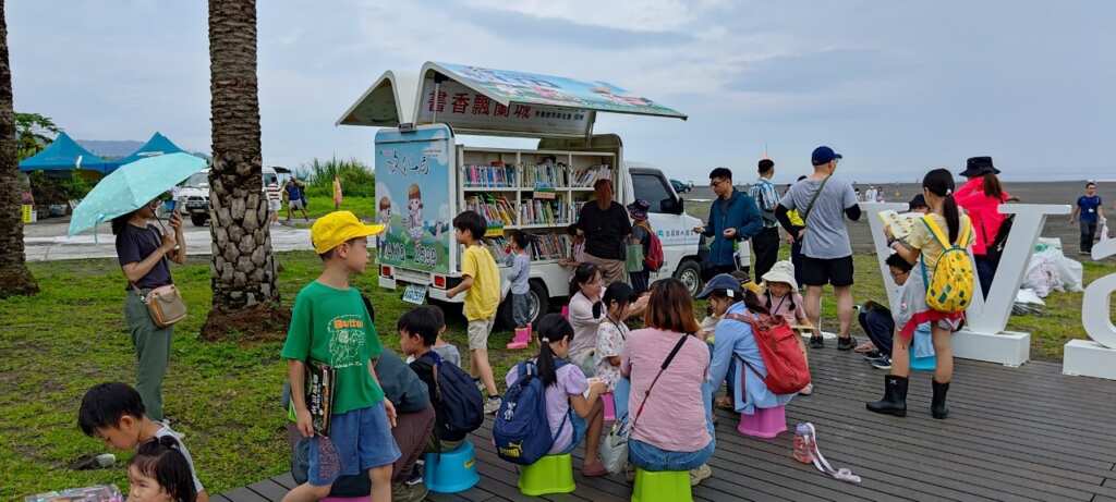 ▲書車佈置海洋主題藏書，響應環境教育。（ 宜蘭縣文化局提供）