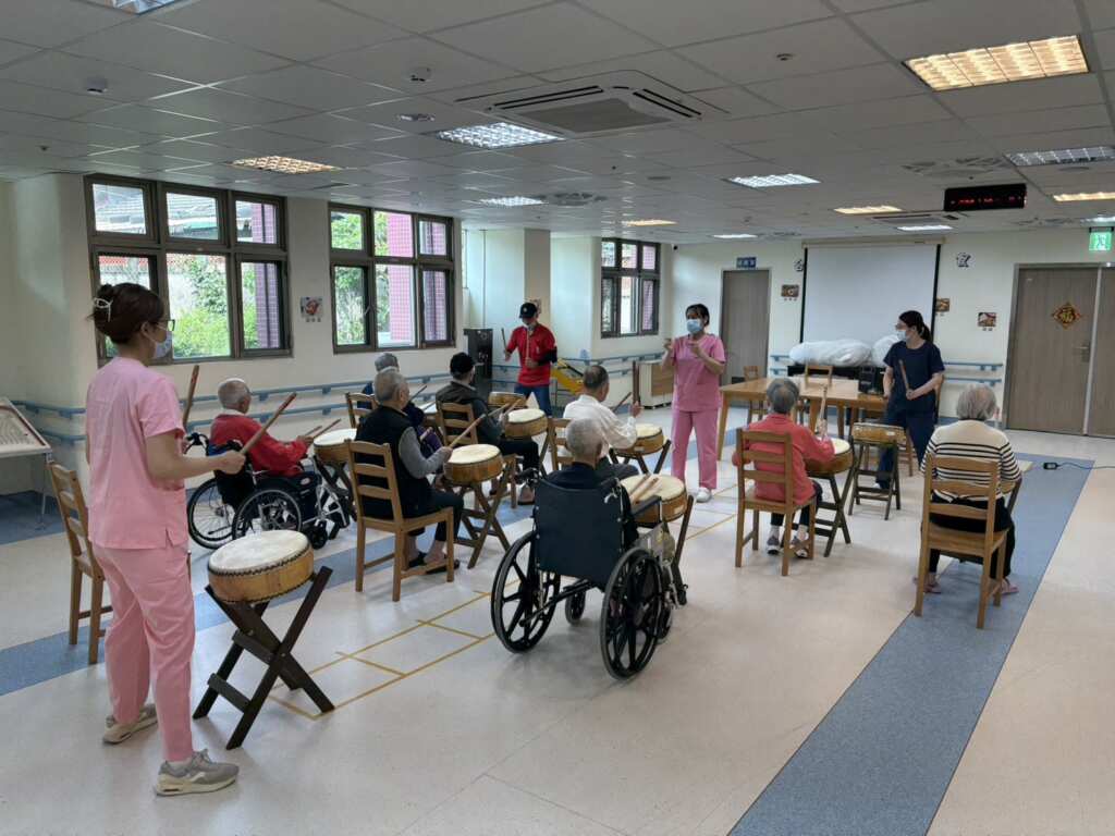 ▲彰化榮家組樂齡打鼓隊，鼓勵失智住民打破框架展生命力質。（彰化榮家提供）