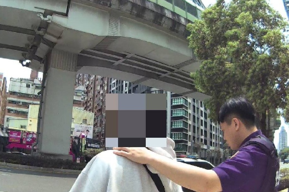 囂張面交車手假冒兒子 陪領款警識破身分攔118萬元 236 cnews204250423a01