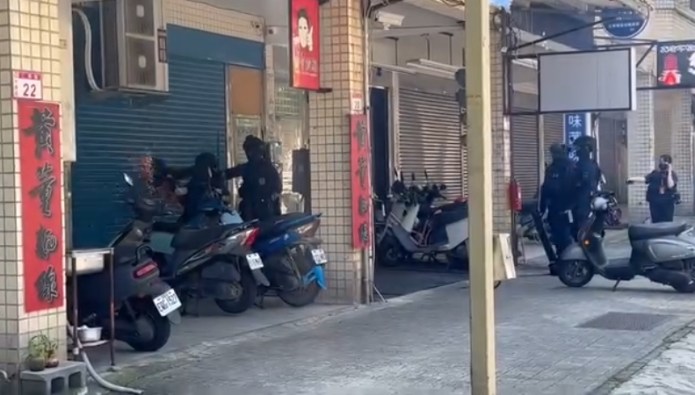 【有片】攻堅破門花3分鐘遭網狂酸 桃警無奈曝真實情況 1745380162516