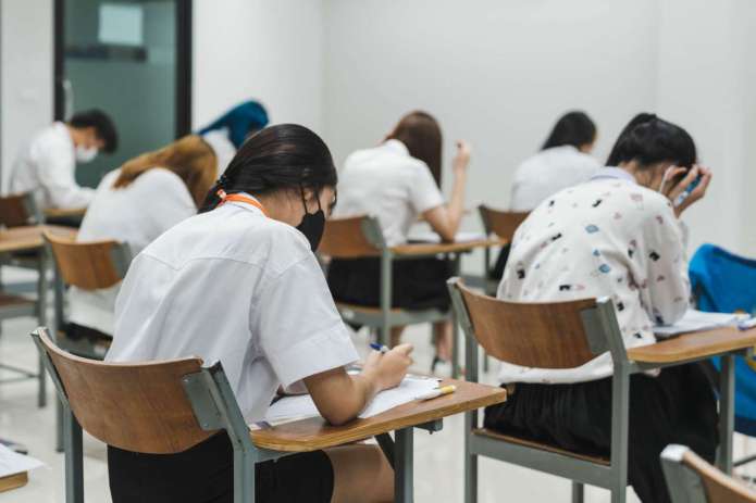 統測4/26起登場 應試懶人包這裡看 86 college students writing final examination papers classroom concentratelyxa scaled e1708571789633