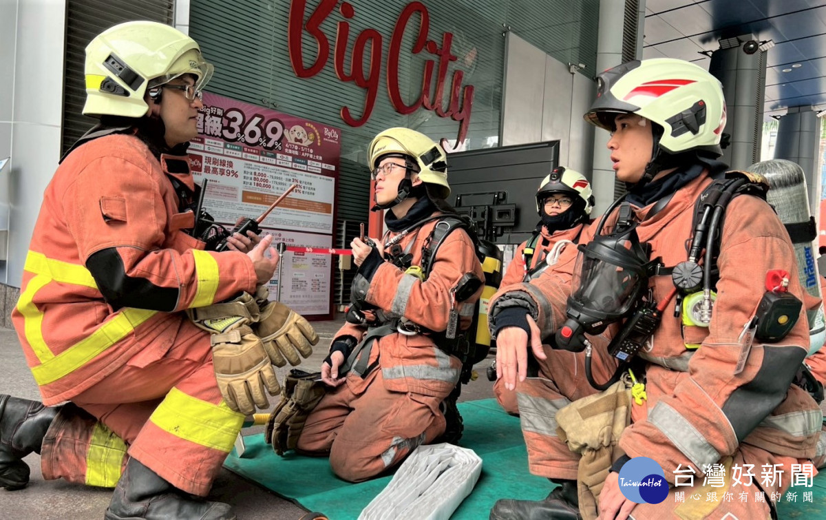 消防人員於集結區集結，由分區指揮官要求入室消防員裝備檢查並說明任務概要。<br /><br /> 