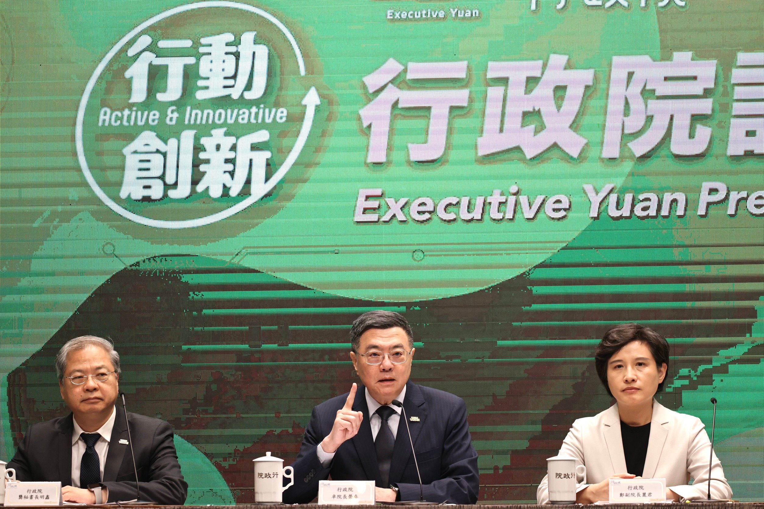 卓榮泰等三長召開記者會,說明院會通過「因應國際情勢強化經濟社會及國土安全韌性特別條例」草案,並根據中央政府總預算上限分期編列4100億元因應。林啟弘攝
