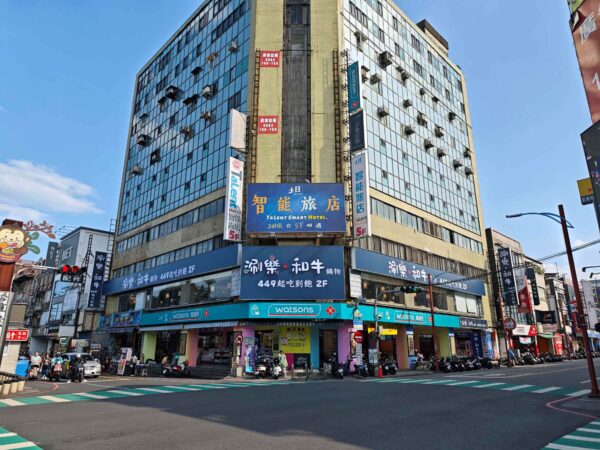 涮樂和牛羅東店位居羅東夜市入口處。圖/業者提供
