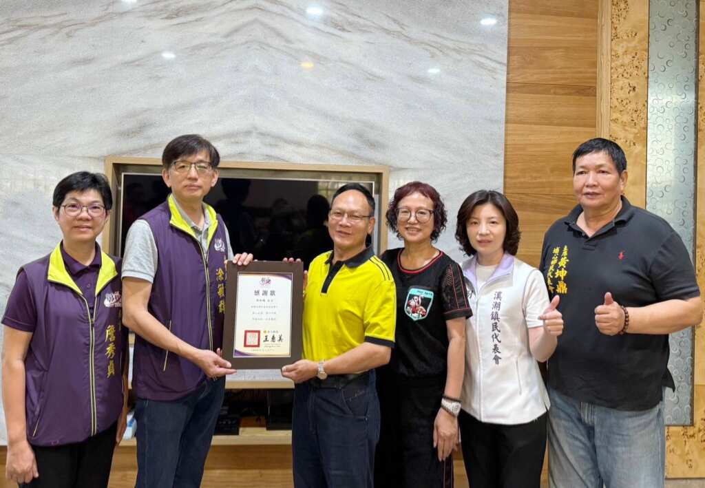 ▲胡順儀賢伉儷及家屬捐贈20萬元予彰化縣社會救助金專戶,將母親的慈愛與關懷化作幫助弱勢民眾的力量。(彰化縣政府社會處提供)