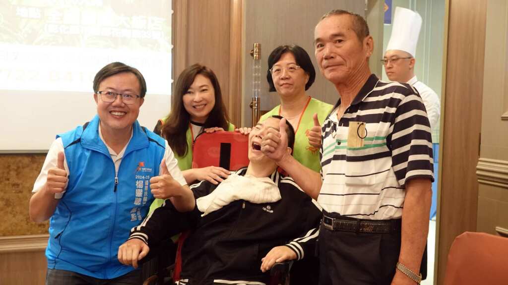 ▲楊曜聰總監特別帶領國際扶輪3462地區、彰化縣醫療器材商業同業公會、彰化縣惠心慈善會率先認助20桌，希望透過此次拋磚引玉，號召更多企業投入公益，實踐永續社會願景。（記者林明佑攝）