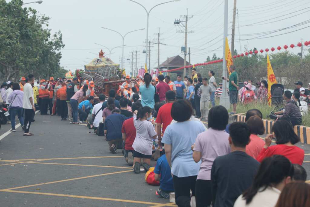 信眾都會趴跪在路中，等待神轎通過「鑽轎腳」以求平安。