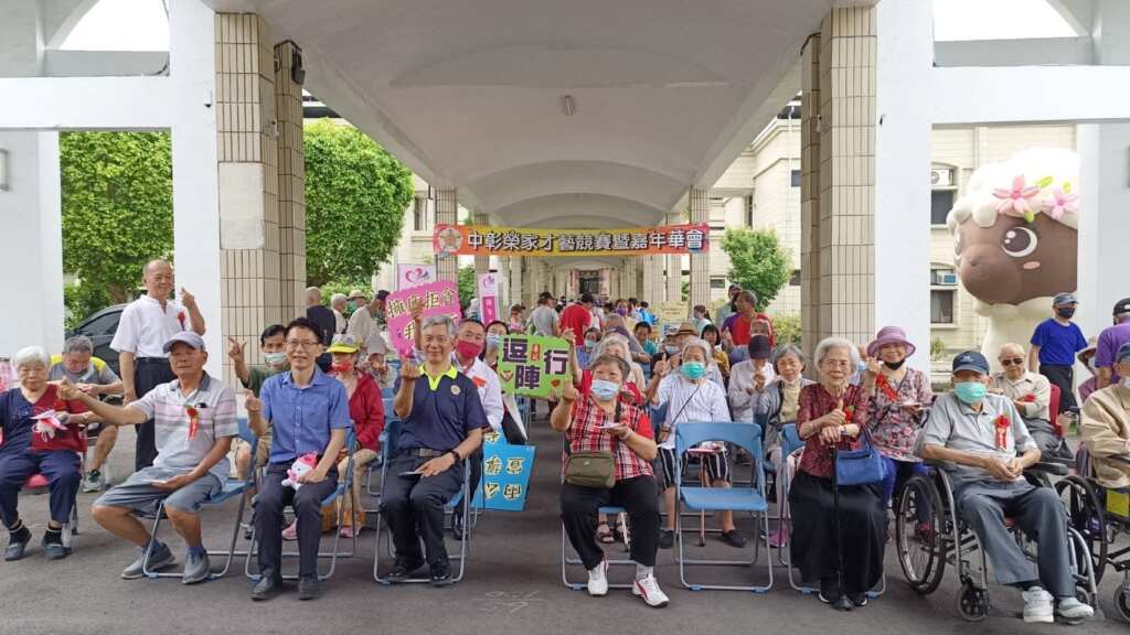 ▲中彰榮家於今日舉辦今年首場的「才藝競賽暨嘉年華活動」,結合5月壽星慶生會,讓長輩們在溫馨又熱鬧的氣氛中,共度難忘時光。(記者林明佑翻攝)