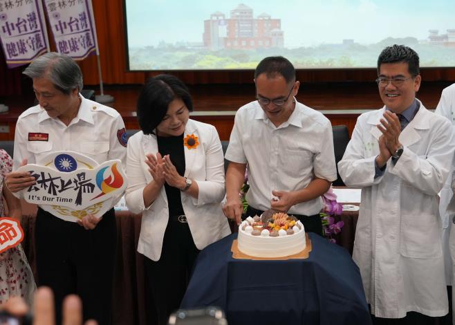 縣長張麗善祝福張老師康復出院，開啟人生新篇章，迎向健康幸福的「新生」。(記者廖承恩翻攝)