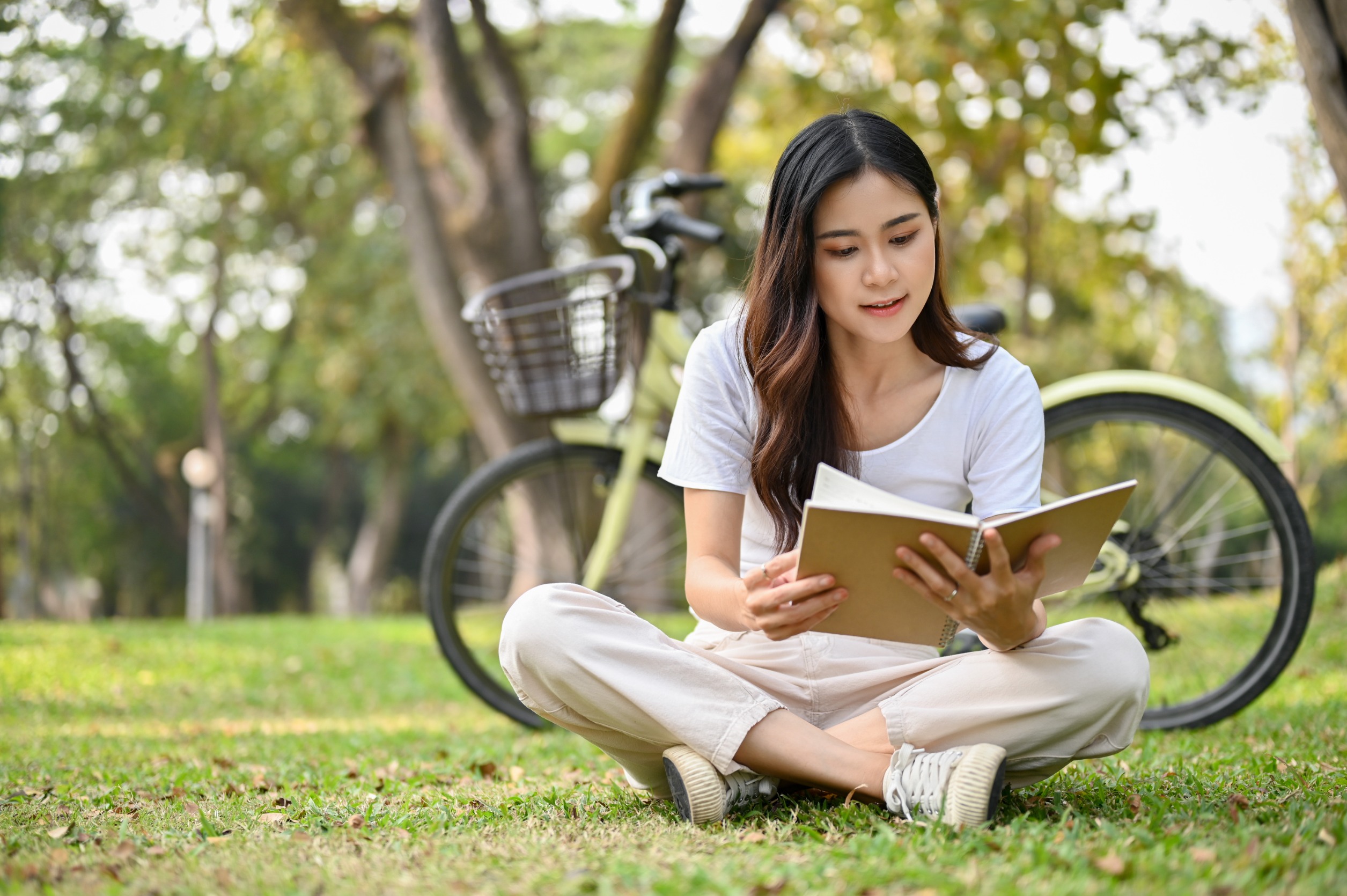 妳可以讀本書、泡個澡,或者單純發個呆,這些都比滑手機來得更有意義。圖/123RF圖庫