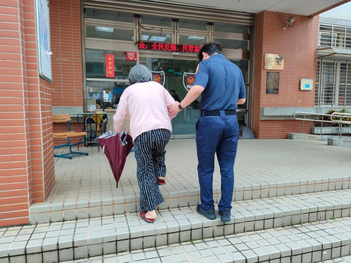阿嬤攔計程車「想回家」卻忘記地址 龜山警攜手運將伸援 56 S 80363710 0