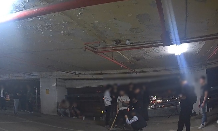 ▲一家網路自媒體拍攝團隊,為拍攝微電影,於離峰時段聚集人煙稀少的停車場,卻引來虛驚。