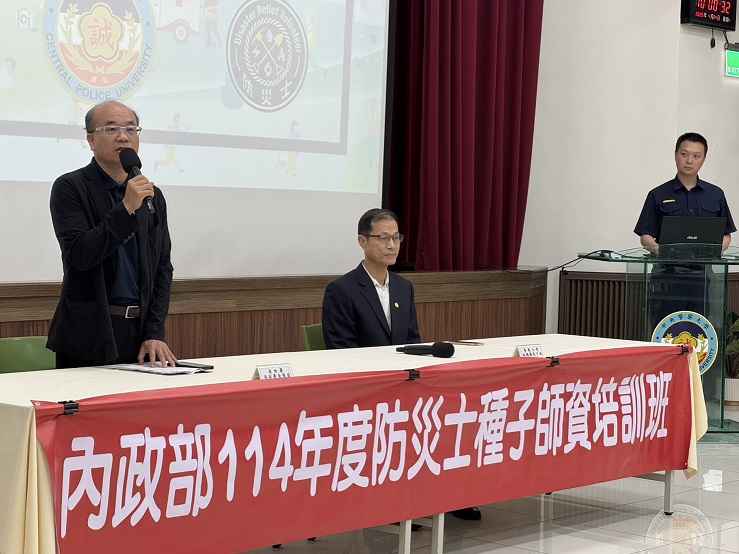 ▲消防署馮俊益副署長與警大總務長林子涵共同主持開訓典禮。