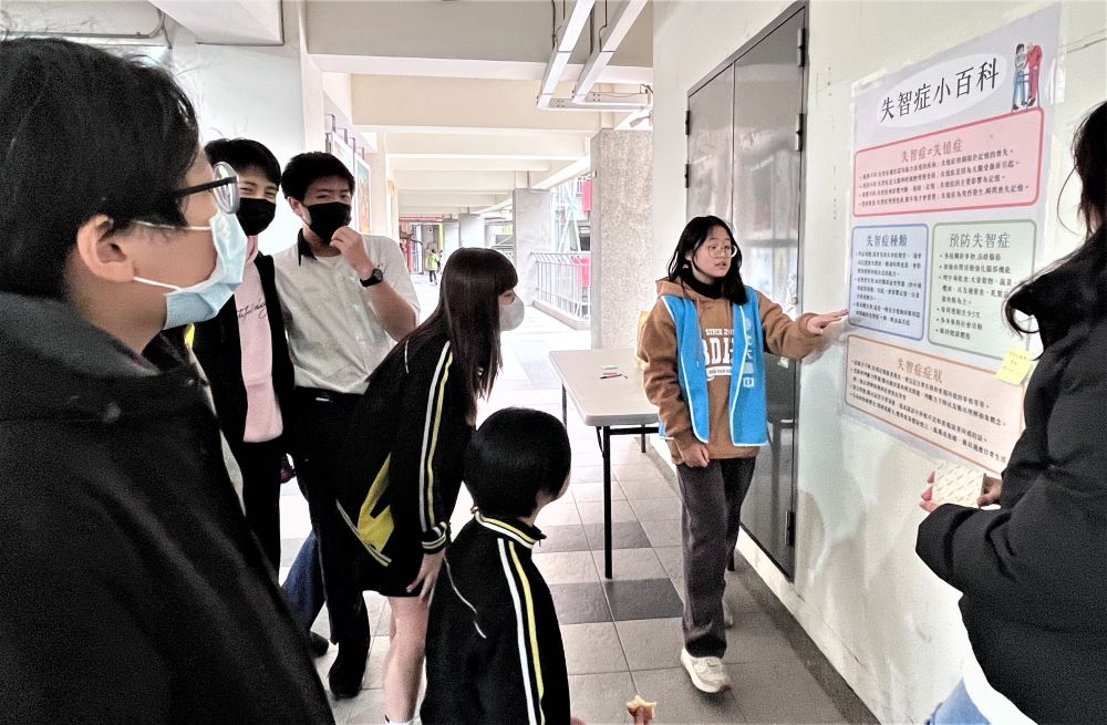 《圖說》北大高中校園展覽解說失智症相關知識。〈教育局提供〉