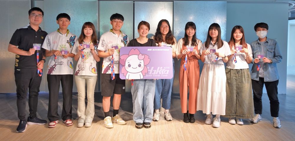 《圖說》劉冠吟局長親自頒發專屬悠遊卡,「靚靚後生」的客家青年們集體合影。〈客家局提供〉