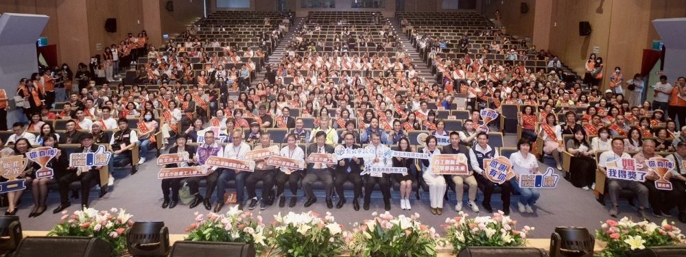 《圖說》新北市勞工局與交通局攜手舉辦模範勞工表揚大會，由市長侯友宜親自頒獎表揚。〈勞工局提供〉