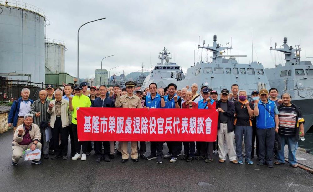《圖說》基隆市榮服處方正處長(中)帶領退除役官兵代表參訪海軍艦艇,受到131艦隊政戰主任林上校(中)率官兵熱忱接待,中右為副處長李復鄉。〈基隆榮服處提供〉
