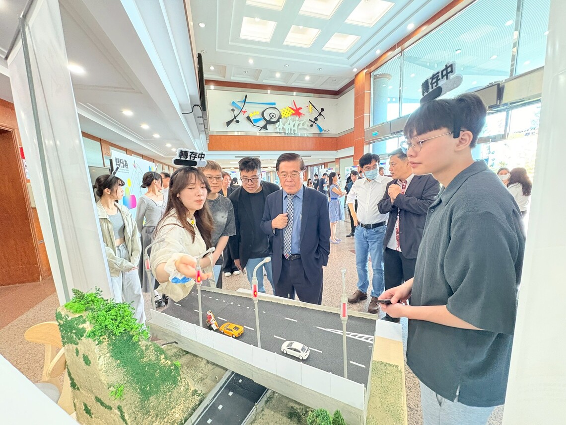 古源光校長進行本屆畢展作品參觀巡禮,學生為校長介紹作品設計理念(照片來源:義守大學提供)