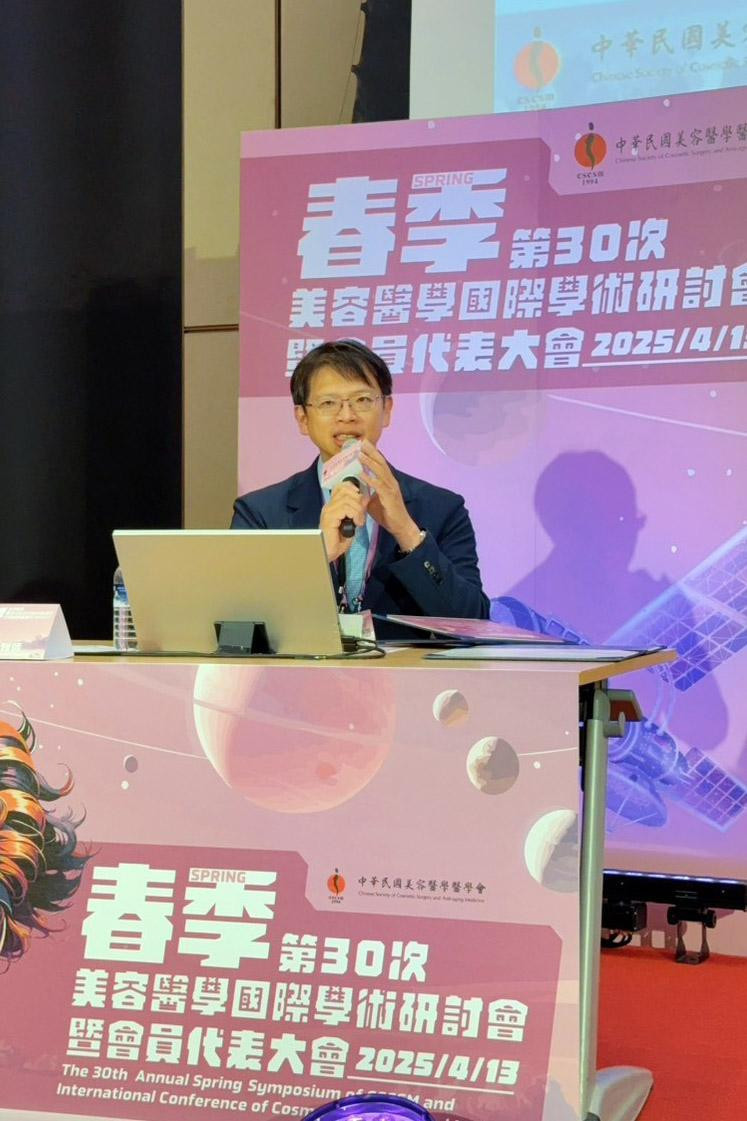 許哲豪醫師提醒大眾,療程前要掃描防偽標籤查驗設備,選擇認證院所更安心,將安全擺在首位。(圖/美容醫學會 提供)